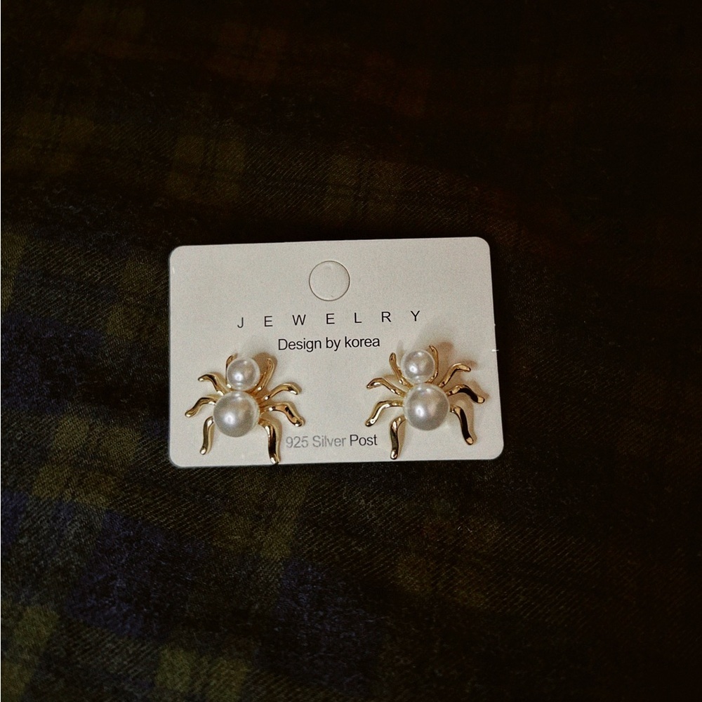 Pearl & gold spider earrings ✨🕷️
